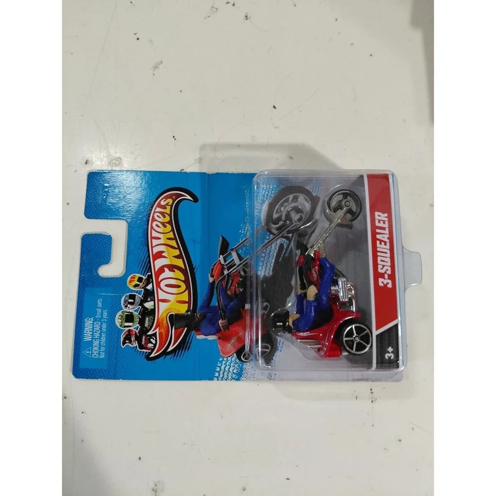 NIP Hot Wheels Die Cast 3 Squealer Trike Motorcycle w/Rider